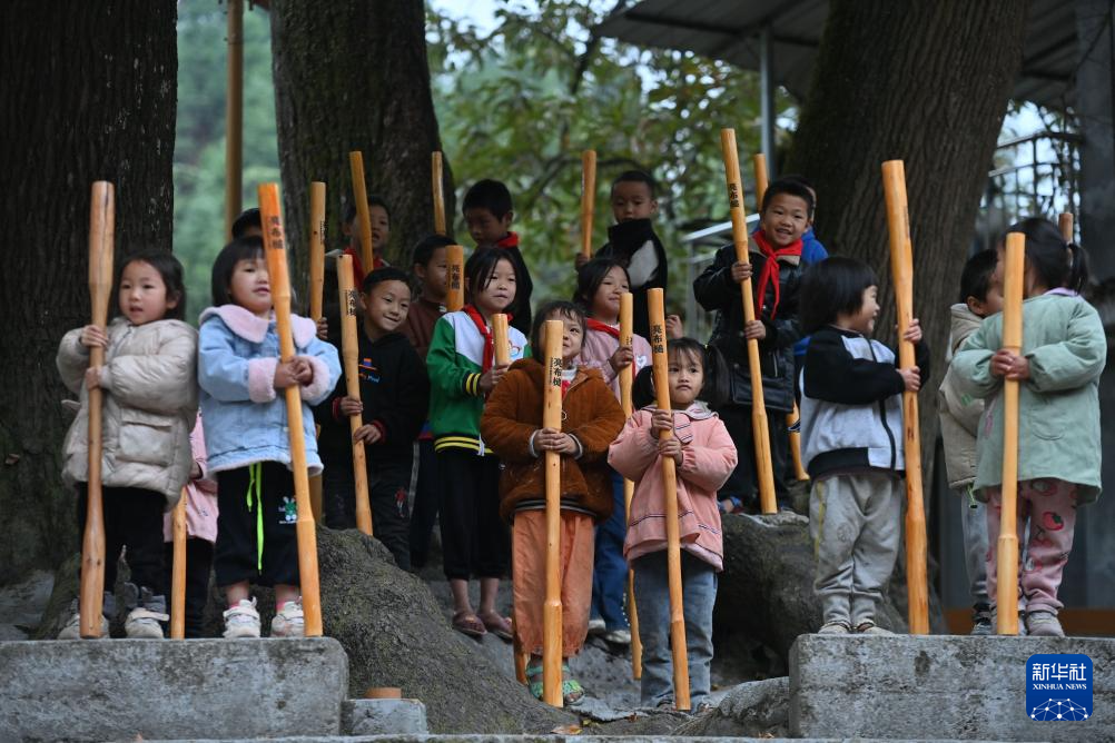 廣西苗族這件衣服，一做就是一年