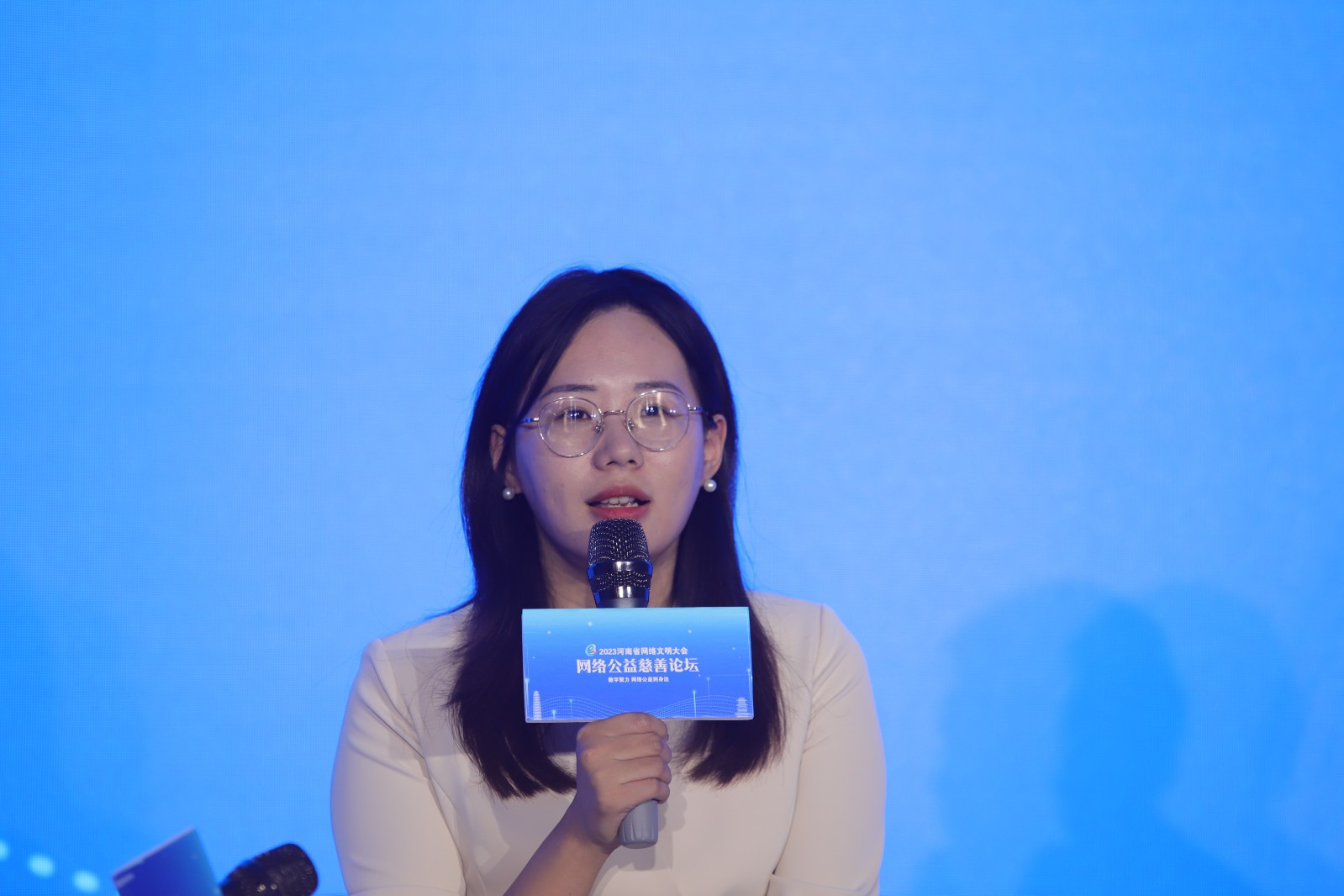 讓溫度從“指尖”走向“心間” “圓桌對(duì)話”建言網(wǎng)絡(luò)公益高質(zhì)量發(fā)展