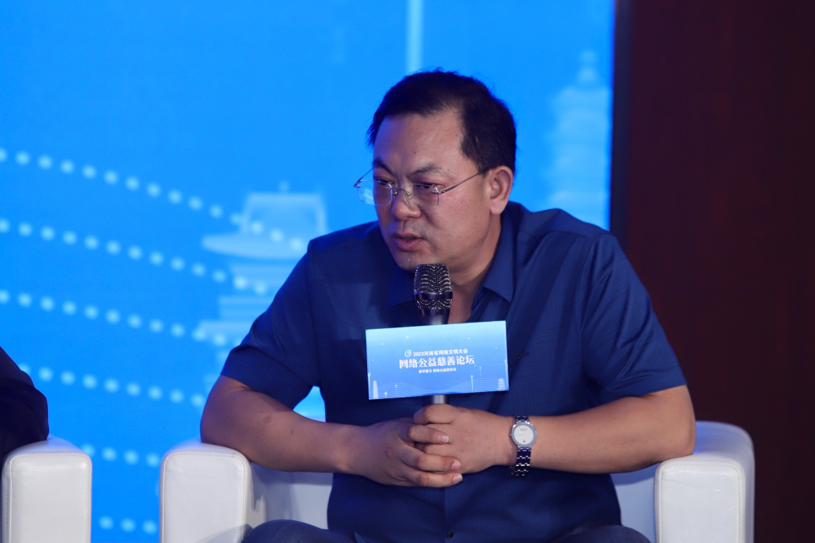 讓溫度從“指尖”走向“心間” “圓桌對(duì)話”建言網(wǎng)絡(luò)公益高質(zhì)量發(fā)展