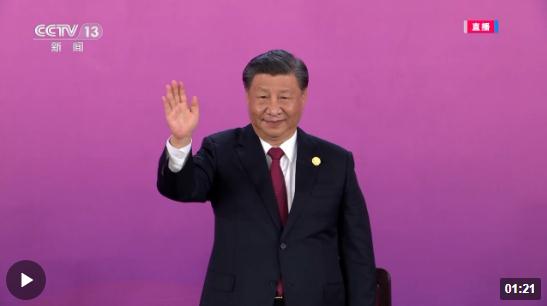 獨家視頻丨全場沸騰！習(xí)近平向中國體育代表團揮手致意