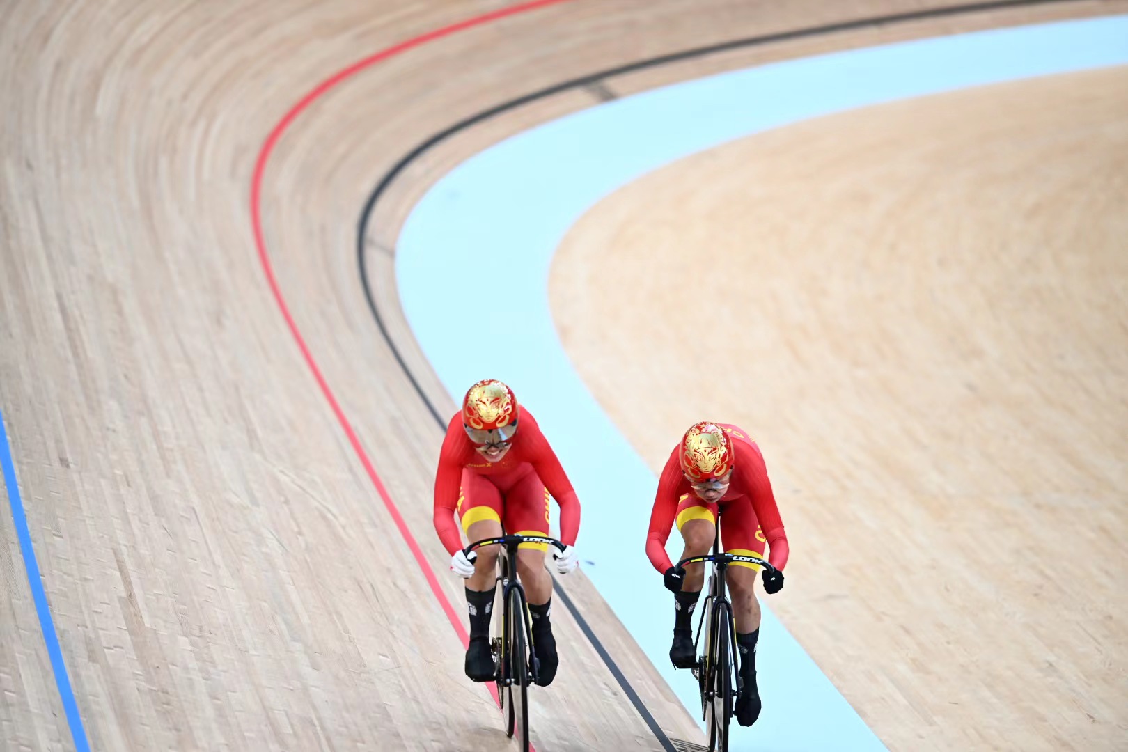 亞運(yùn)“豫”見你丨河南第三金！鮑珊菊和隊(duì)友戴“哪吒”頭盔腳踩“風(fēng)火輪”競(jìng)速奪冠