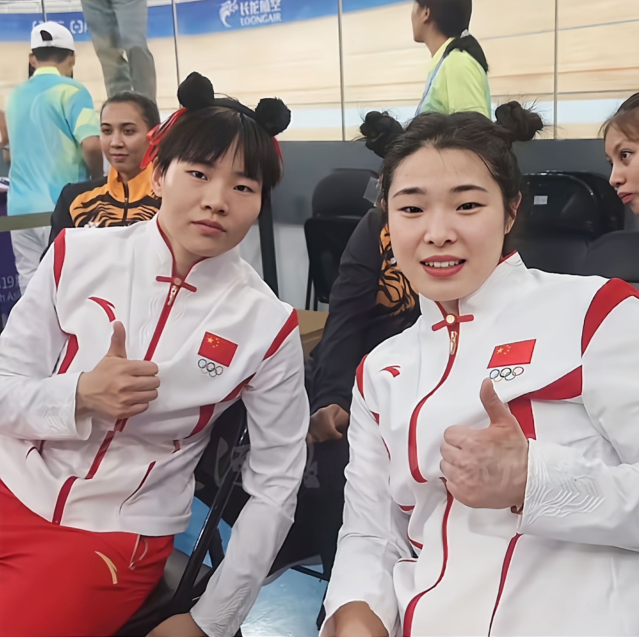 亞運(yùn)“豫”見你丨河南第三金！鮑珊菊和隊(duì)友戴“哪吒”頭盔腳踩“風(fēng)火輪”競(jìng)速奪冠