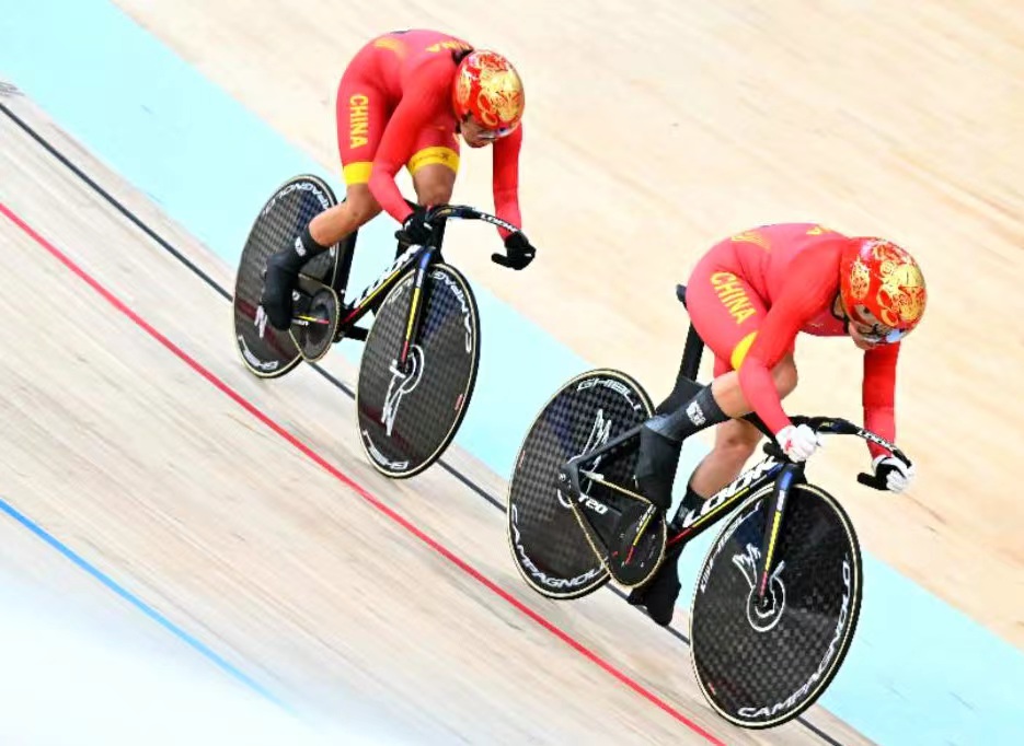 亞運(yùn)“豫”見你丨河南第三金！鮑珊菊和隊(duì)友戴“哪吒”頭盔腳踩“風(fēng)火輪”競(jìng)速奪冠