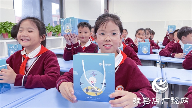 駐馬店實(shí)驗(yàn)小學(xué):月滿中秋迎國慶 童心向黨筑未來