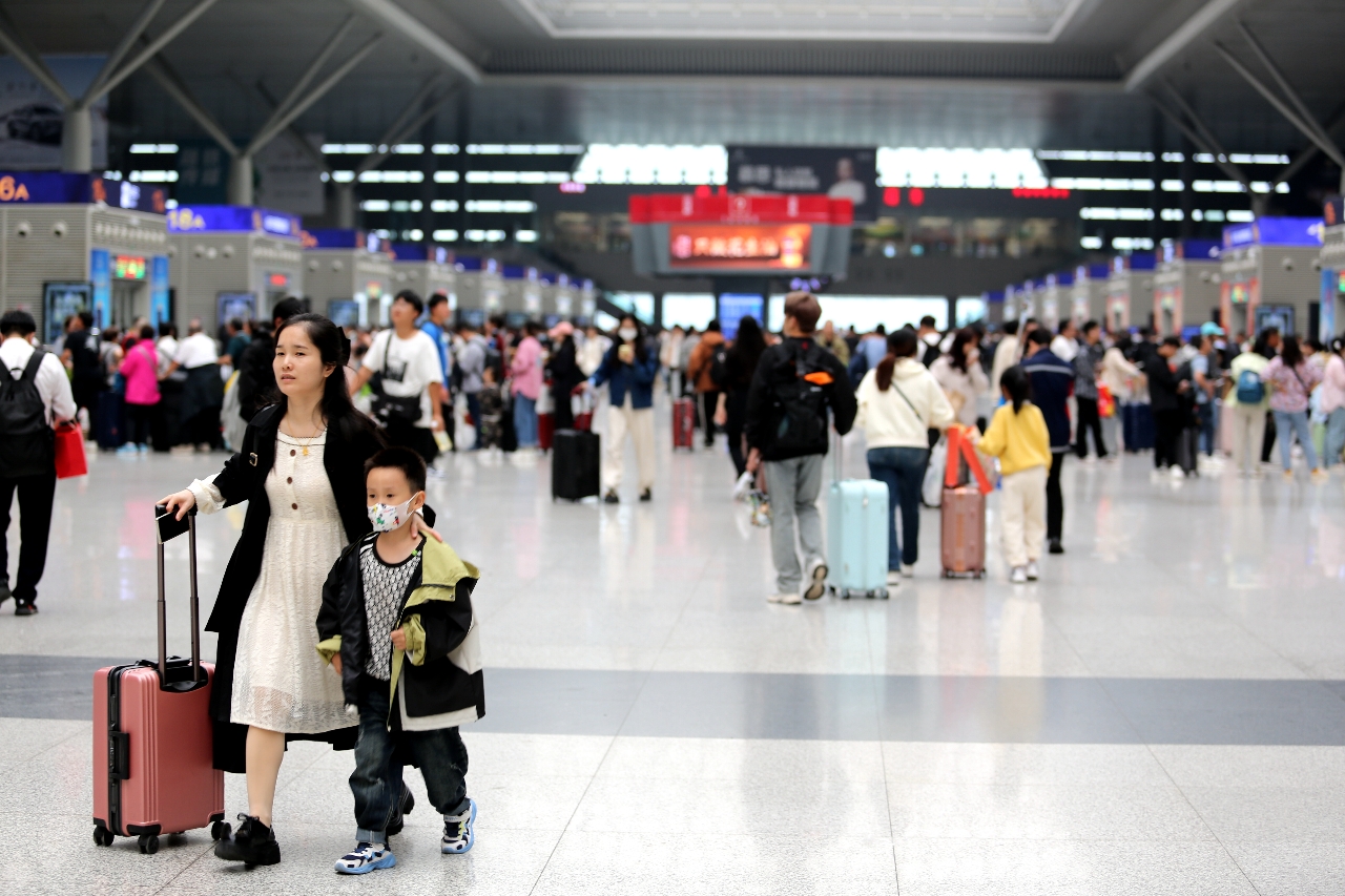 人從眾！國鐵集團(tuán)鄭州局9月29日開行列車1301趟 其中加開臨客136趟