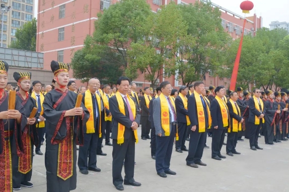 新蔡縣明英中學隆重舉行孔子誕辰2574周年紀念活動