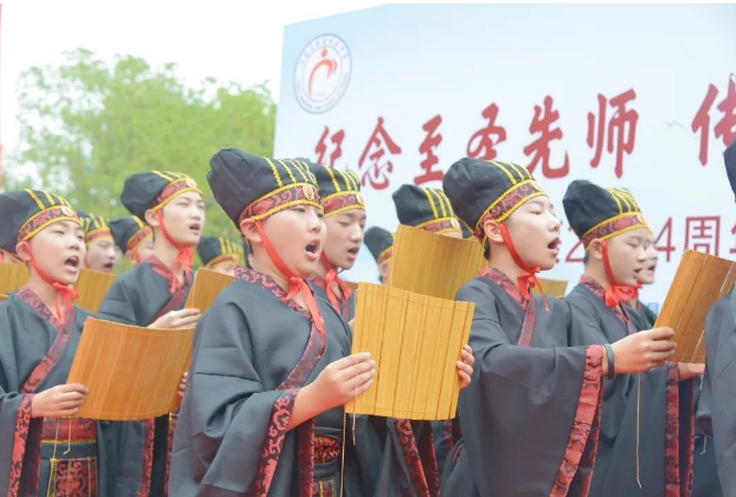 新蔡縣明英中學隆重舉行孔子誕辰2574周年紀念活動