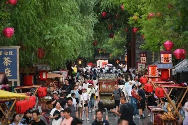 這屆年輕人為啥愛(ài)上City walk丨焦點(diǎn)網(wǎng)談
