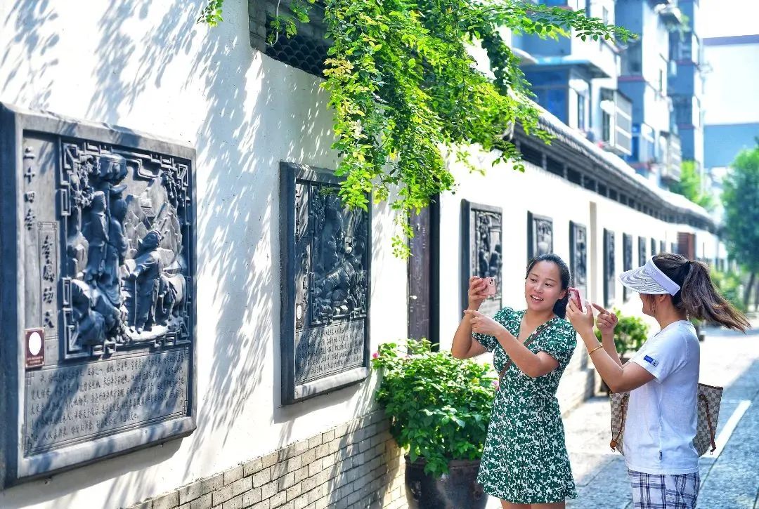 這屆年輕人為啥愛(ài)上City walk丨焦點(diǎn)網(wǎng)談