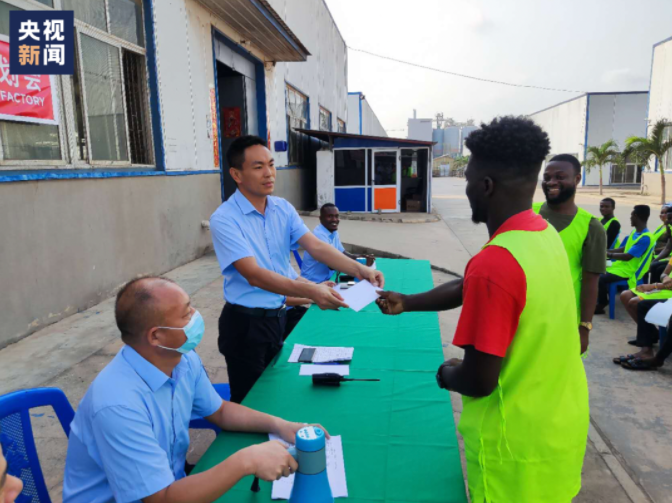 央媒觀豫丨河南80后在非洲給員工開會(huì)，一開口有那味了！