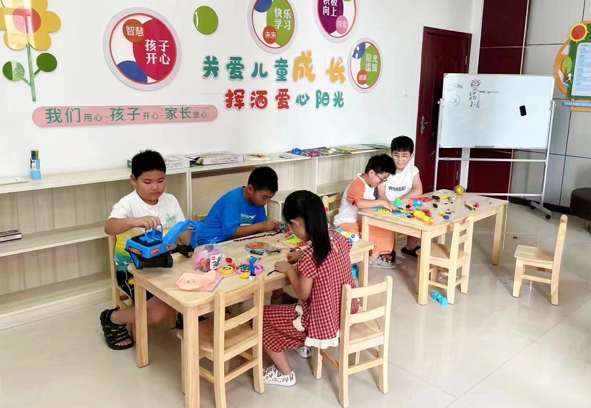 河南南樂：“居民會客廳”聊出百姓“小幸?！? /></p>
<p>打造“便民”會客廳，實現(xiàn)為民服務(wù)“零距離”。按照“拆柜臺、搭前臺、建后臺”的思路，在整體布局上，該社區(qū)打破傳統(tǒng)社區(qū)“一站式”大廳格局，從功能布局、服務(wù)制度、工作紀律、辦事機制、工作方法、服務(wù)態(tài)度、業(yè)務(wù)能力等各方面進行提升，變“群眾上門找”為“打開大門迎”。針對老弱病殘等特殊群體，專門開辟綠色通道，實行優(yōu)先辦理，更好實現(xiàn)了辦公空間最小化、服務(wù)功能最大化、群眾體驗親民化。</p>
<p>打造“功能”會客廳，實現(xiàn)為民服務(wù)“多元化”。突出社區(qū)“服務(wù)+”功能發(fā)揮，針對居民精神文化需求，通過征集紅色文化和孝道故事，打造家風家訓(xùn)教育平臺，引領(lǐng)轄區(qū)黨員群眾回顧黨史光輝歷程；針對大學(xué)生寒暑假社會實踐需求，建立了社區(qū)“大學(xué)生志愿服務(wù)站”。在縣區(qū)首創(chuàng)“四點半課堂”，有效解決了社區(qū)上班族和外來務(wù)工人員子女放學(xué)后看護難的問題。截至目前，已累計開展各類志愿服務(wù)300余人次。</p>
<p style=