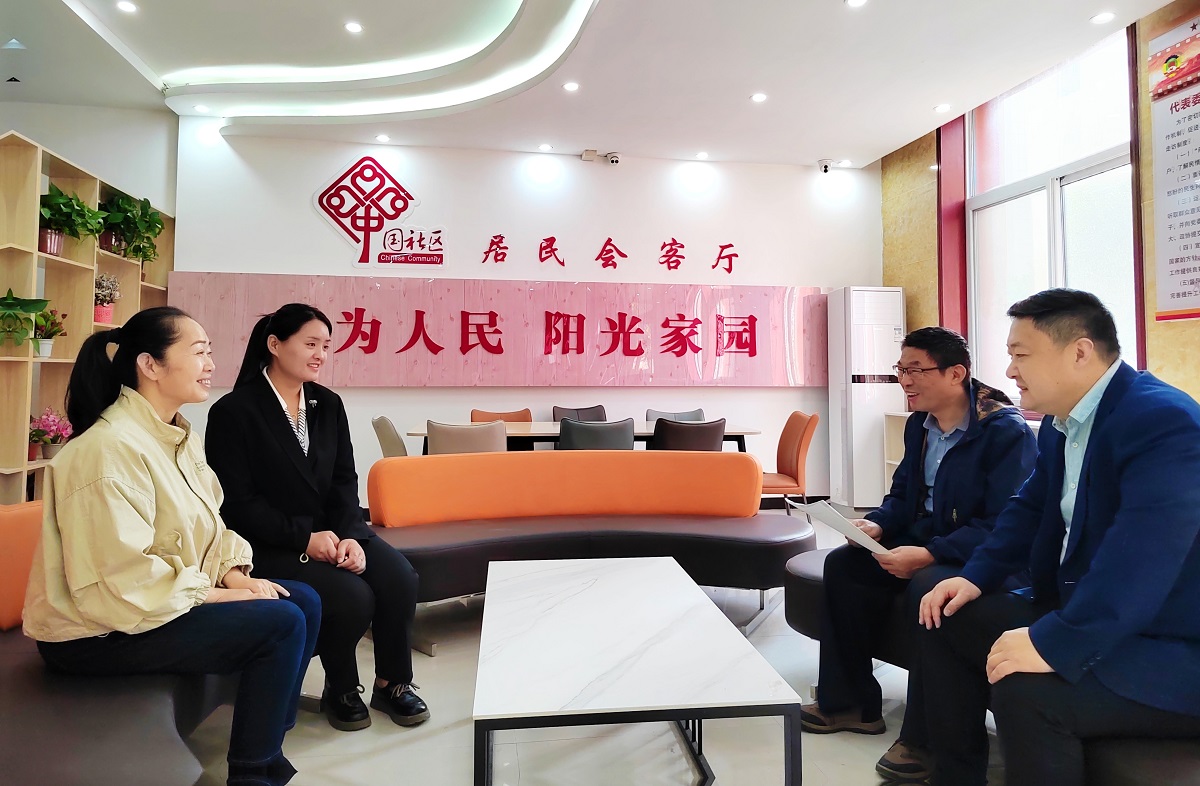 河南南樂：“居民會客廳”聊出百姓“小幸?！? /></p>
<p>“以前來社區(qū)辦事，跟工作人員隔著柜臺，感覺比較壓抑。現(xiàn)在面對面零距離聊天，感覺很溫馨舒適。帶孩子辦事的時候，孩子還能去樓上兒童活動室玩耍，真是太貼心啦。”居民王阿姨說的這個“家”，就是于10月30日正式投入使用的濮陽市南樂縣陽光花園社區(qū)居民會客廳。</p>
<p>今年以來，為提高社區(qū)公共服務(wù)水平、滿足群眾多樣化需求，南樂縣民政局組織實施了社區(qū)服務(wù)質(zhì)量提升行動。陽光花園社區(qū)以實施社區(qū)服務(wù)大廳親民化改造提升為切入點，創(chuàng)新建設(shè)了集“便民、功能、移動”三項優(yōu)勢于一體的社區(qū)居民會客廳，讓為民服務(wù)走進群眾心坎中，把惠民實事辦到群眾心坎上，推動服務(wù)模式向人性化、親情化、全方位轉(zhuǎn)變。</p>
<p style=