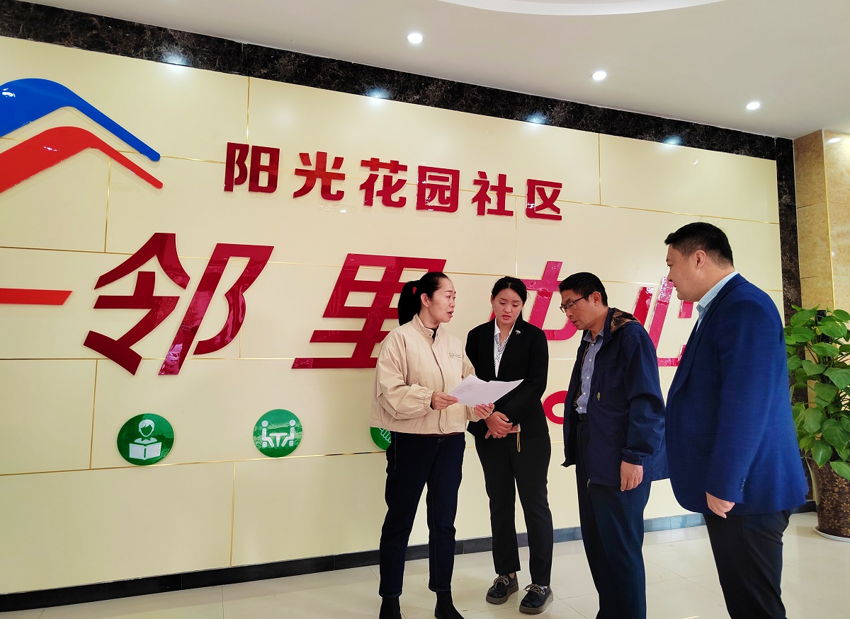 河南南樂：“居民會客廳”聊出百姓“小幸?！? /></p>
<p>打造“移動”會客廳，實現(xiàn)為民服務(wù)“在網(wǎng)格”。為不斷增強群眾幸福感滿意度，陽光花園社區(qū)堅持全盤聯(lián)動、全員參與，建立了全覆蓋的精細化全科網(wǎng)格，將社區(qū)28個樓院劃分為4個網(wǎng)格，明確“一長三員”132名，選派16名“兩代表一委員”進駐網(wǎng)格，繪制網(wǎng)格管理示意圖，全面公示服務(wù)范圍、事項、網(wǎng)格人員聯(lián)系方式等信息，堅持網(wǎng)格日常走訪，健全完善多級聯(lián)動服務(wù)運轉(zhuǎn)工作機制，形成了“人在‘網(wǎng)’中走，事在‘格’中辦”的高效服務(wù)格局。與此同時，以樓院為單位建立4個鄰里互助服務(wù)團，不斷激發(fā)廣大黨員和居民參與社區(qū)自治的積極性主動性。</p>
<p>據(jù)南樂縣民政局有關(guān)負責人介紹，下一步，將持續(xù)提升社區(qū)居民會客廳的環(huán)境水平和服務(wù)功能，滿足服務(wù)群眾多樣化需求；并堅持因地制宜、親民便民、試點先行，爭取2024年再打造3個社區(qū)居民會客廳，不斷提升基層社區(qū)服務(wù)水平，為全縣社區(qū)創(chuàng)建“五星”賦能增效。（朱佩嫻 段利梅 賈紅敏）</p>
      <!--ecms.*-->
      <p class=