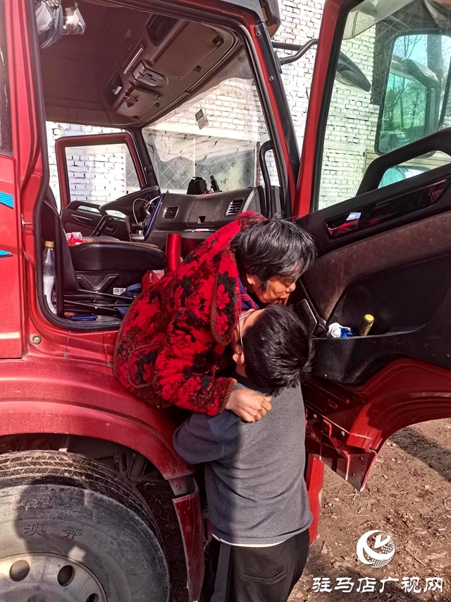 平輿縣80后小伙帶80歲患病奶奶跑貨運 6年奶孫倆的行程超過15萬公里