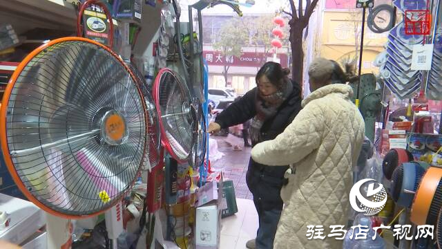 上蔡縣：冷空氣來(lái)襲 保暖御寒產(chǎn)品銷售走俏
