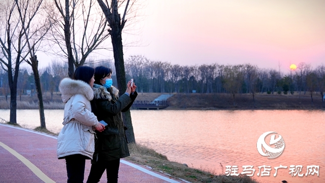 新蔡縣：西湖公園隆冬時(shí)節(jié)美如調(diào)色盤