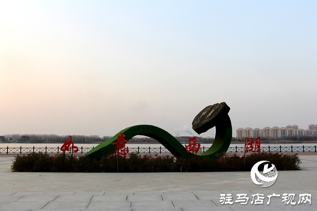 新蔡縣：西湖公園隆冬時(shí)節(jié)美如調(diào)色盤