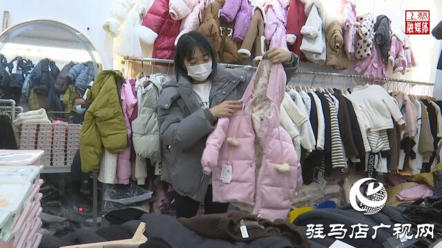 上蔡縣：冷空氣來(lái)襲 保暖御寒產(chǎn)品銷售走俏