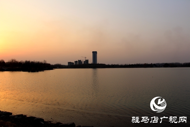 新蔡縣：西湖公園隆冬時(shí)節(jié)美如調(diào)色盤