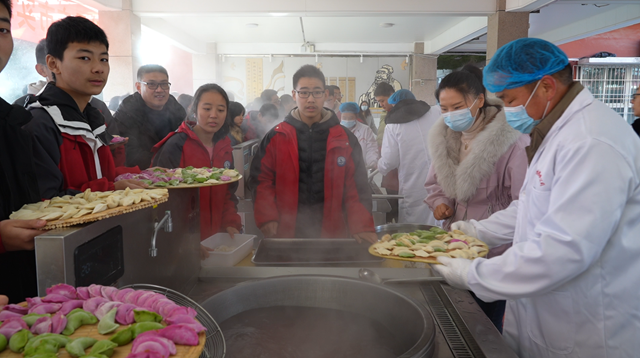 駐馬店市實驗中學開展“弘揚傳統(tǒng) 情滿冬至”包餃子活動