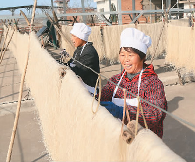 2023年，農(nóng)業(yè)農(nóng)村部等部門累計支持建設(shè)300個國家現(xiàn)代農(nóng)業(yè)產(chǎn)業(yè)園——增加農(nóng)民收入，鄉(xiāng)村產(chǎn)業(yè)加把勁(銳財經(jīng))