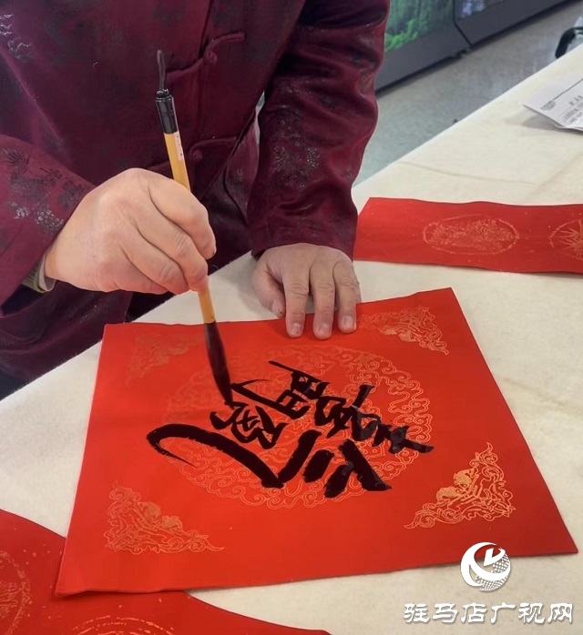 慶元旦 迎龍年 書法愛好者義寫春聯(lián)送祝福