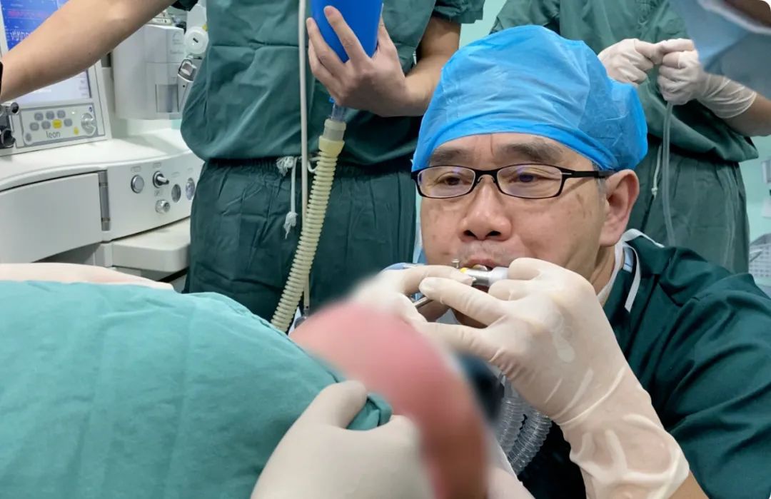 “我快堅(jiān)持不住了！”醫(yī)生為1歲男童吹氧，下一秒……