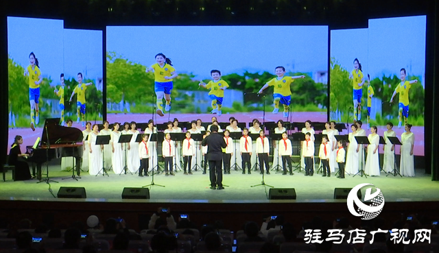 駐馬店市2024迎新年暨市婦聯(lián)天中紫薇合唱團(tuán)十周年音樂(lè)會(huì)舉行