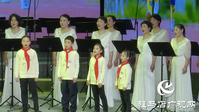 駐馬店市2024迎新年暨市婦聯(lián)天中紫薇合唱團(tuán)十周年音樂(lè)會(huì)舉行