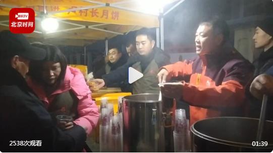 【退伍軍人凌晨三點(diǎn)起床給環(huán)衛(wèi)工和老人做臘八粥[心]：今天不掙錢，全部免費(fèi)送！】