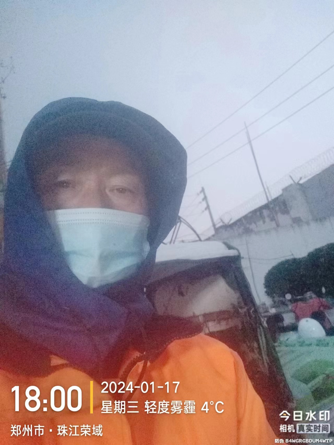 “我不嫌臟，就想幫幫你”，鄭州學(xué)生雪天徒手幫環(huán)衛(wèi)工裝垃圾感動(dòng)全網(wǎng)