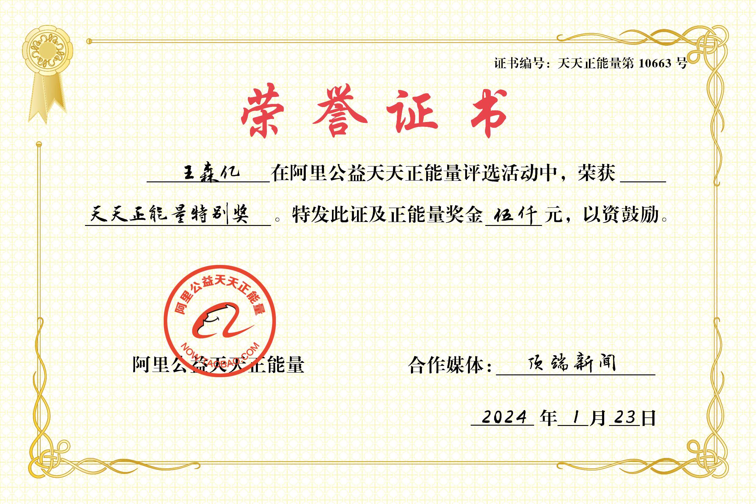 “我不嫌臟，就想幫幫你”，鄭州學(xué)生雪天徒手幫環(huán)衛(wèi)工裝垃圾感動(dòng)全網(wǎng)