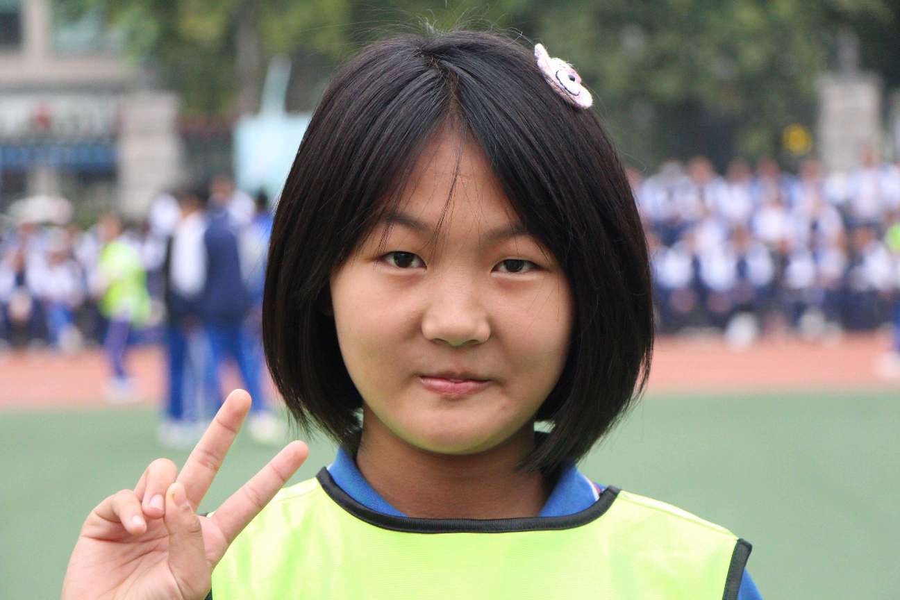 “我不嫌臟，就想幫幫你”，鄭州學(xué)生雪天徒手幫環(huán)衛(wèi)工裝垃圾感動(dòng)全網(wǎng)