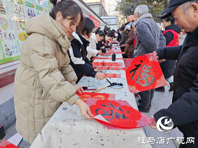 剪窗花、拓印門畫 駐馬店市第二實(shí)驗(yàn)小學(xué)文化大禮送群眾