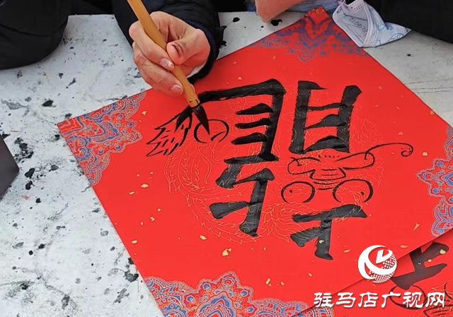 剪窗花、拓印門畫 駐馬店市第二實(shí)驗(yàn)小學(xué)文化大禮送群眾