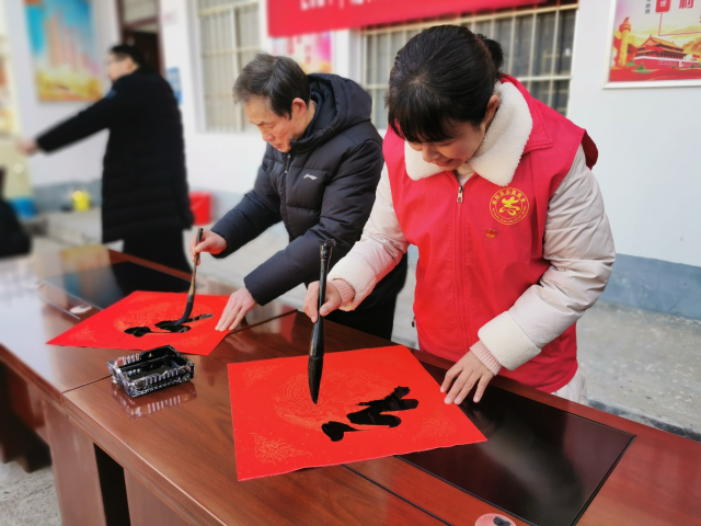 泌陽縣開展“翰墨迎春同心送?！蔽幕菝窕顒?></a></p>
		                <div   id="kxi9bvwefu"   class=