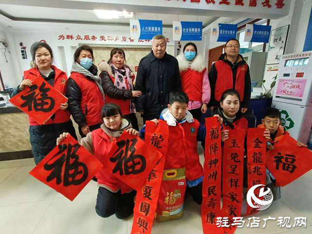 駐馬店市第三小學(xué)舉行義寫春聯(lián)送祝?；顒?dòng)
