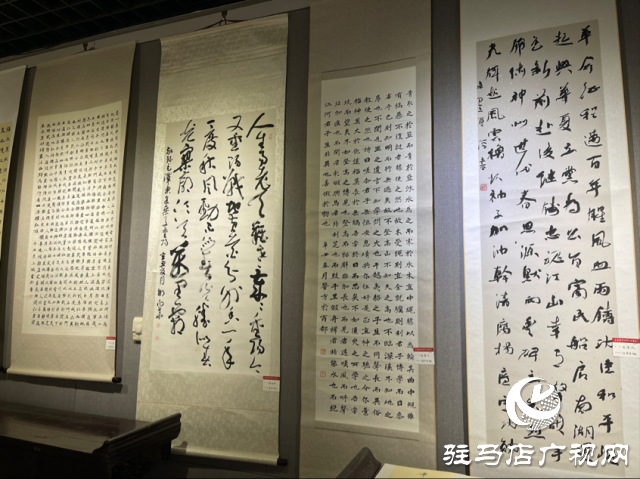 駐馬店市文化館舉行“永遠(yuǎn)聽黨話 筆墨潤(rùn)萬家”河南大書法作品展