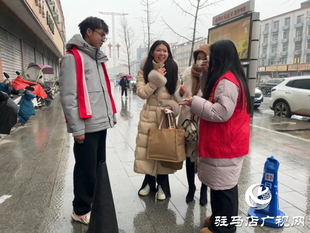 共青團(tuán)平輿縣委開展“青春志愿行 溫暖回家路”2024年春運(yùn)暖冬行動(dòng)