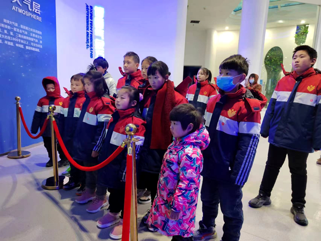 愛心企業(yè)情系困境兒童 氣象科普擴(kuò)寬孩子視野