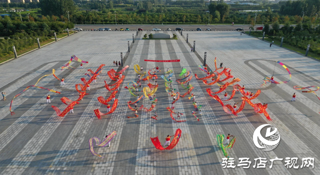 泌陽縣開展“強(qiáng)國復(fù)興有我”群眾文化快閃活動(dòng)