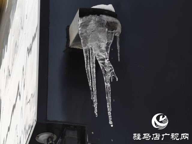 清掃積雪時注意高空“墜冰”