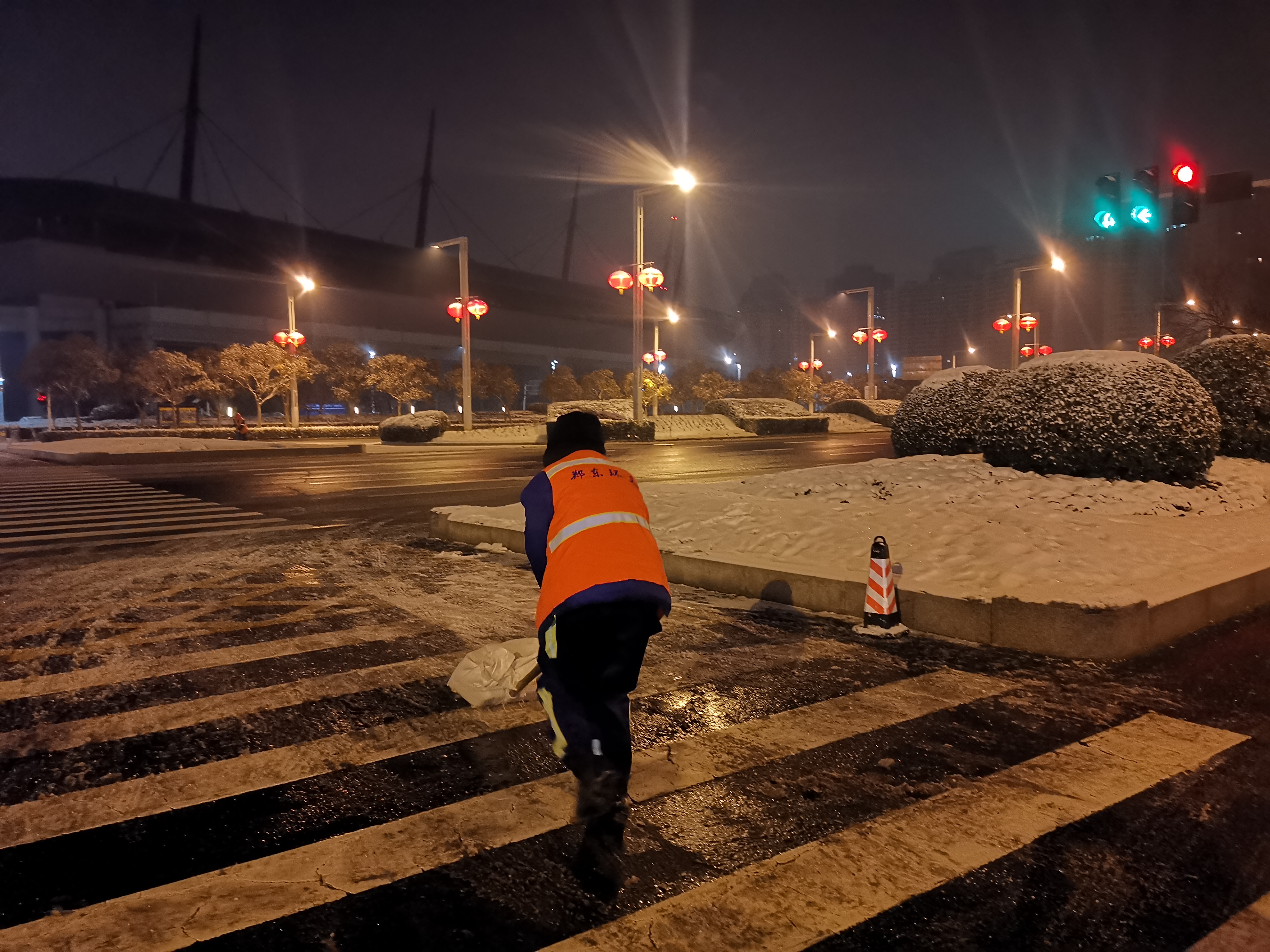 鄭州“路不見雪”背后：近6萬(wàn)人徹夜除雪，全員演練45次應(yīng)對(duì)極端天氣