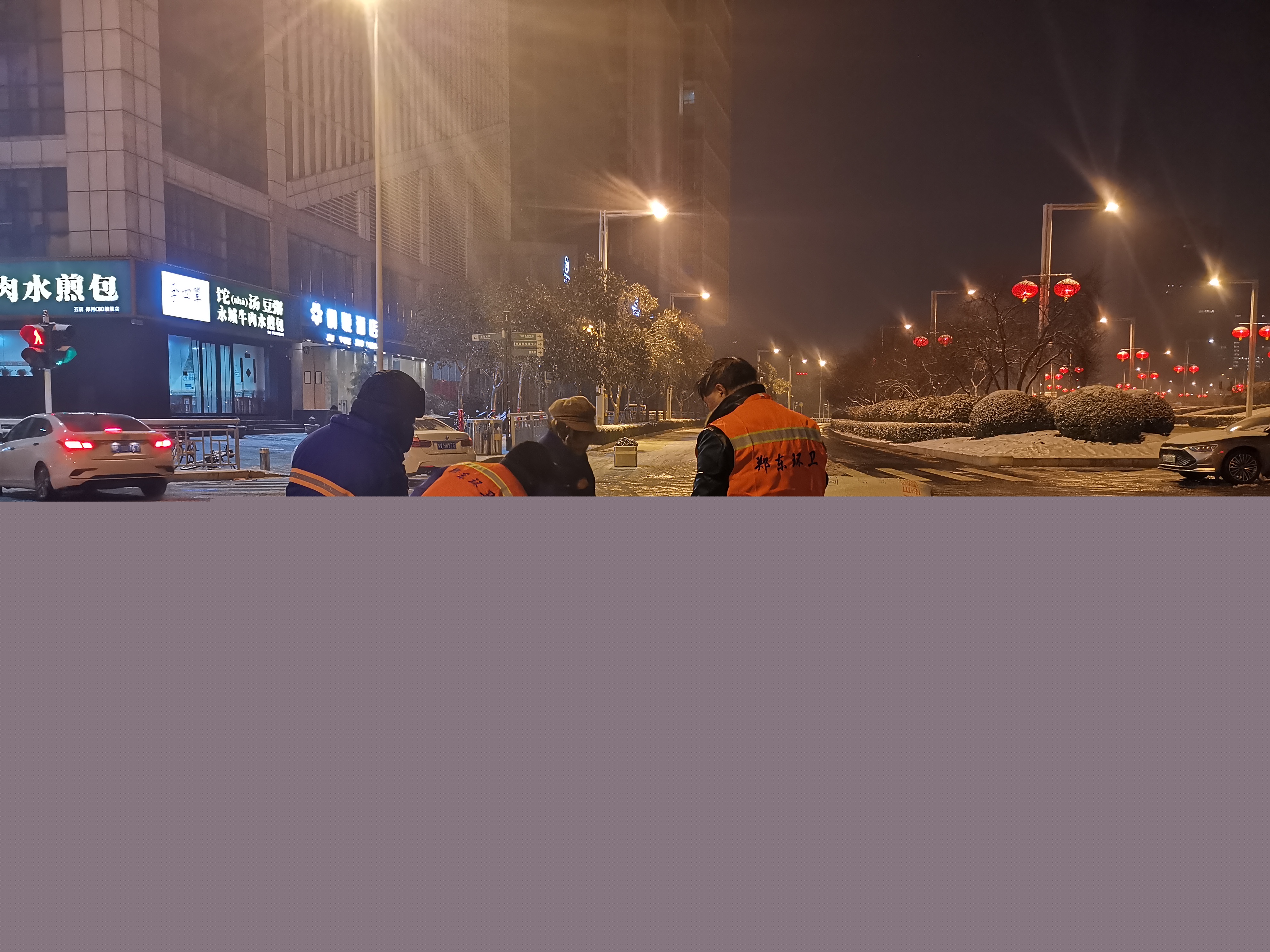 鄭州“路不見雪”背后：近6萬(wàn)人徹夜除雪，全員演練45次應(yīng)對(duì)極端天氣