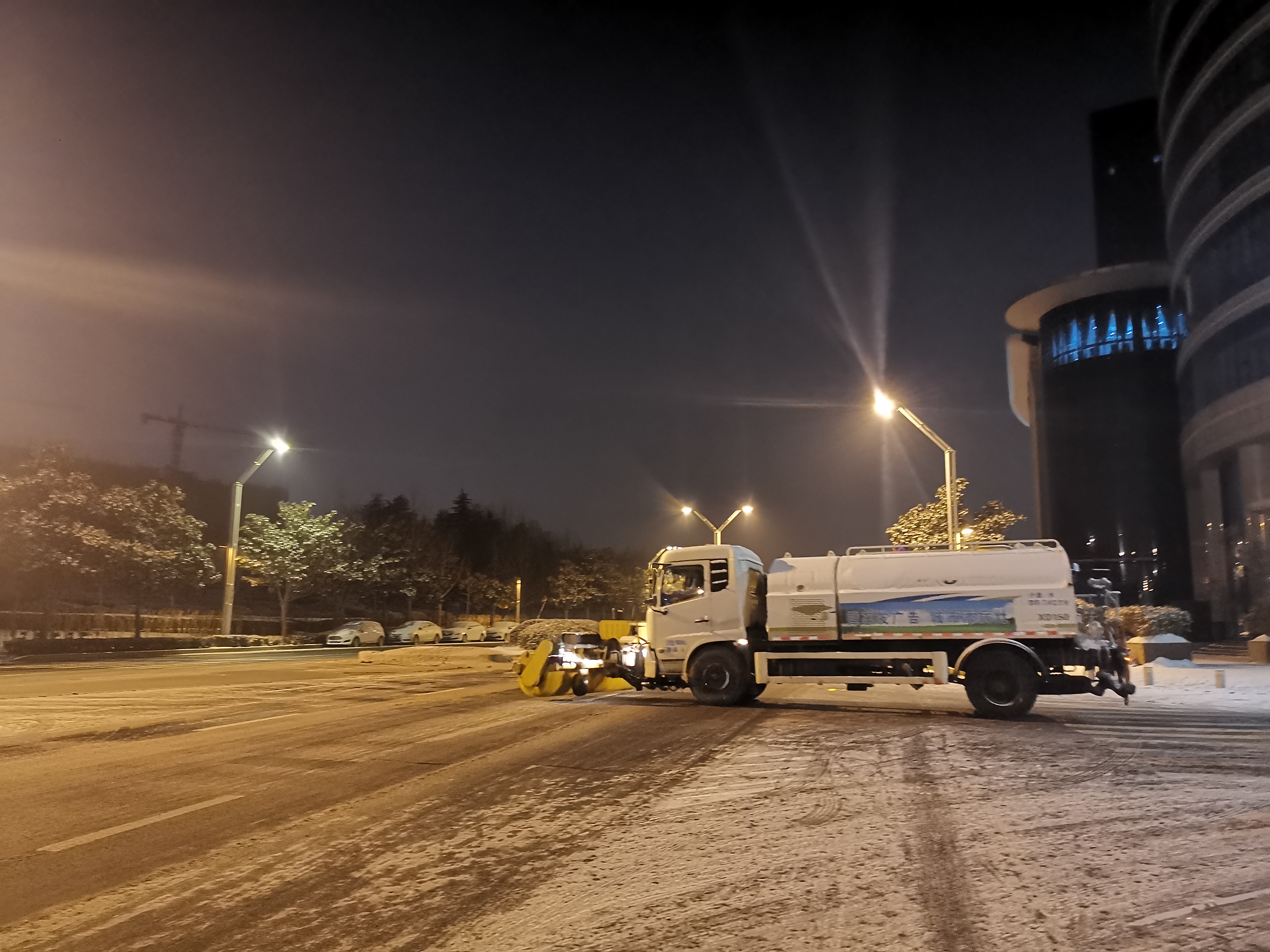 鄭州“路不見雪”背后：近6萬(wàn)人徹夜除雪，全員演練45次應(yīng)對(duì)極端天氣