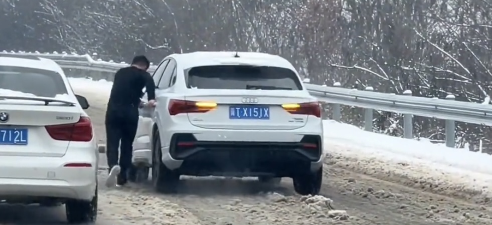 被困湖北高速急哭的女車主獲河南小伙救援：“河南人真中！”