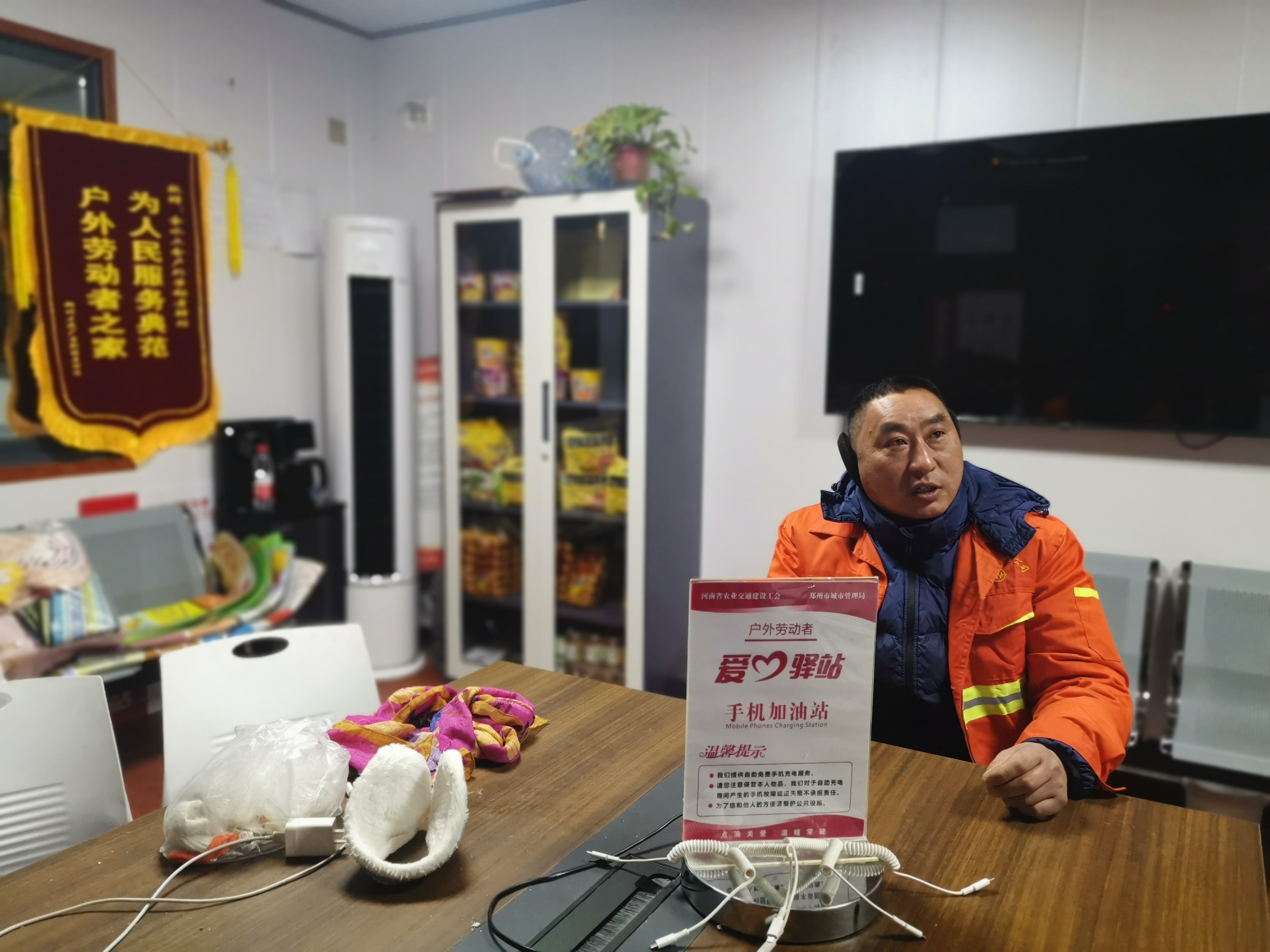 鄭州“路不見雪”背后：近6萬(wàn)人徹夜除雪，全員演練45次應(yīng)對(duì)極端天氣