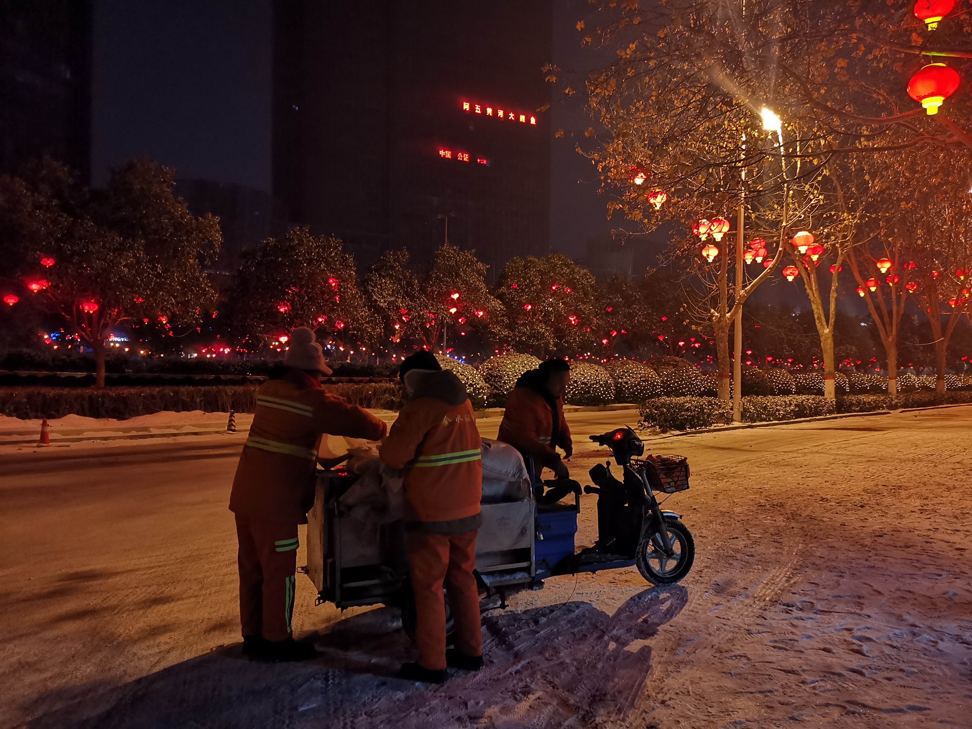 鄭州“路不見雪”背后：近6萬(wàn)人徹夜除雪，全員演練45次應(yīng)對(duì)極端天氣