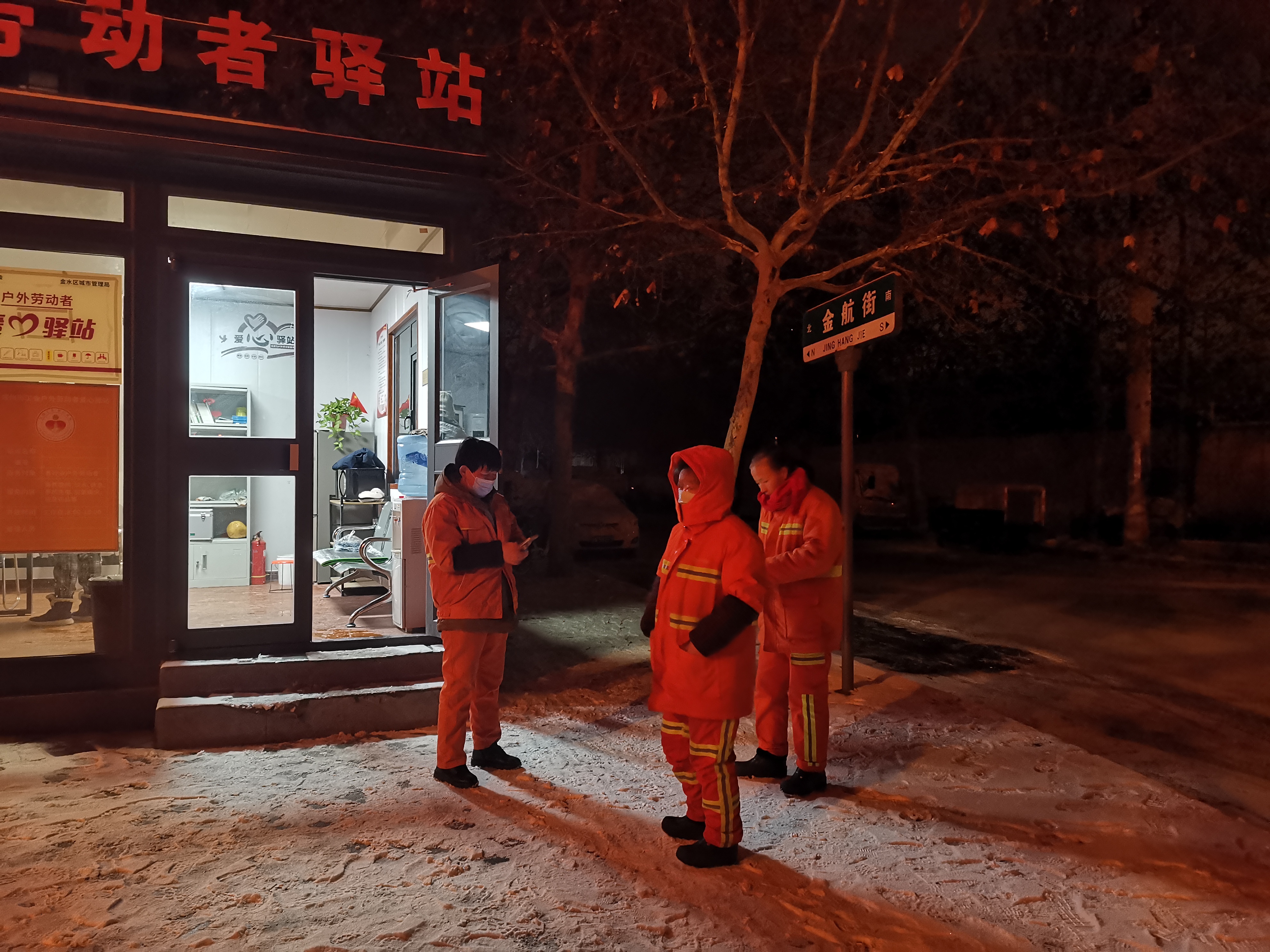 鄭州“路不見雪”背后：近6萬(wàn)人徹夜除雪，全員演練45次應(yīng)對(duì)極端天氣