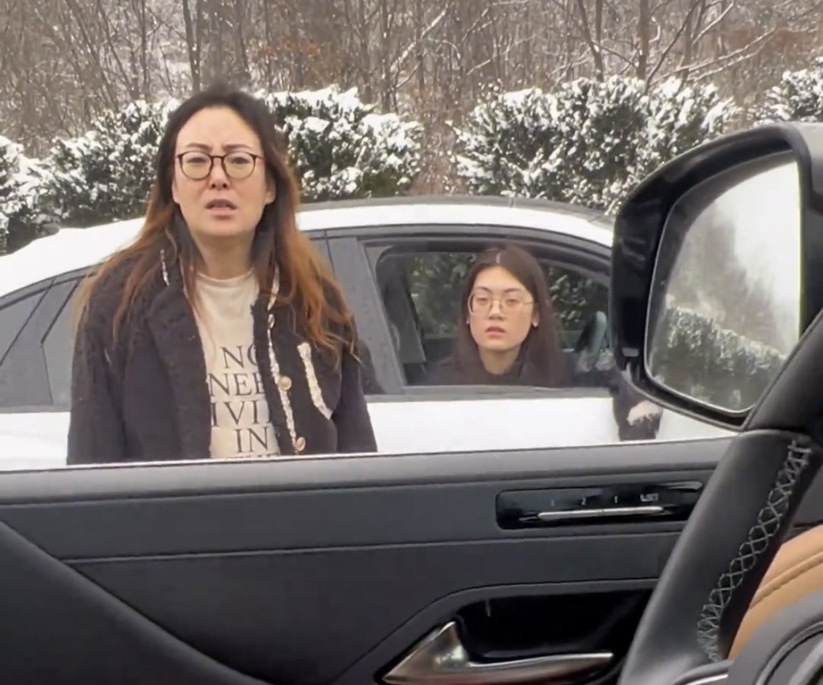 被困湖北高速急哭的女車主獲河南小伙救援：“河南人真中！”